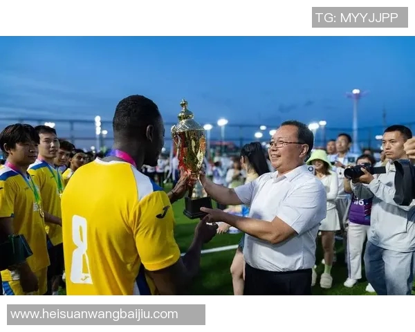 足球明星慷慨捐款助力慈善事业为贫困地区带来希望与改变