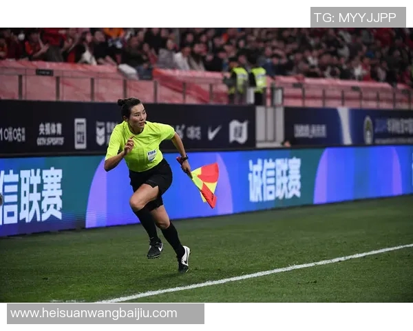 足球球星乔装成老人身份出场引发意外趣味事件讨论热潮