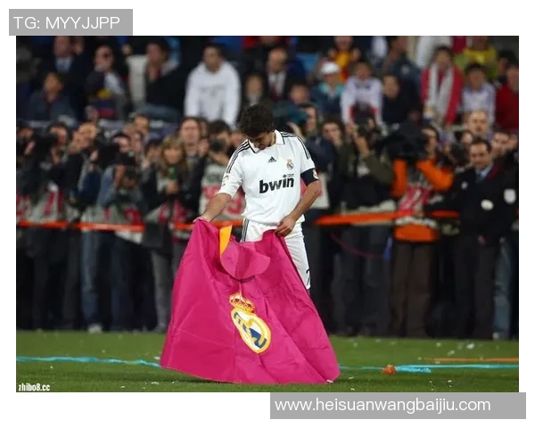 天下足球十大球星妻子揭秘 揭示他们背后的支持与爱情故事 天下足球十大球星妻子揭秘 揭示他们背后的支持与爱情故事